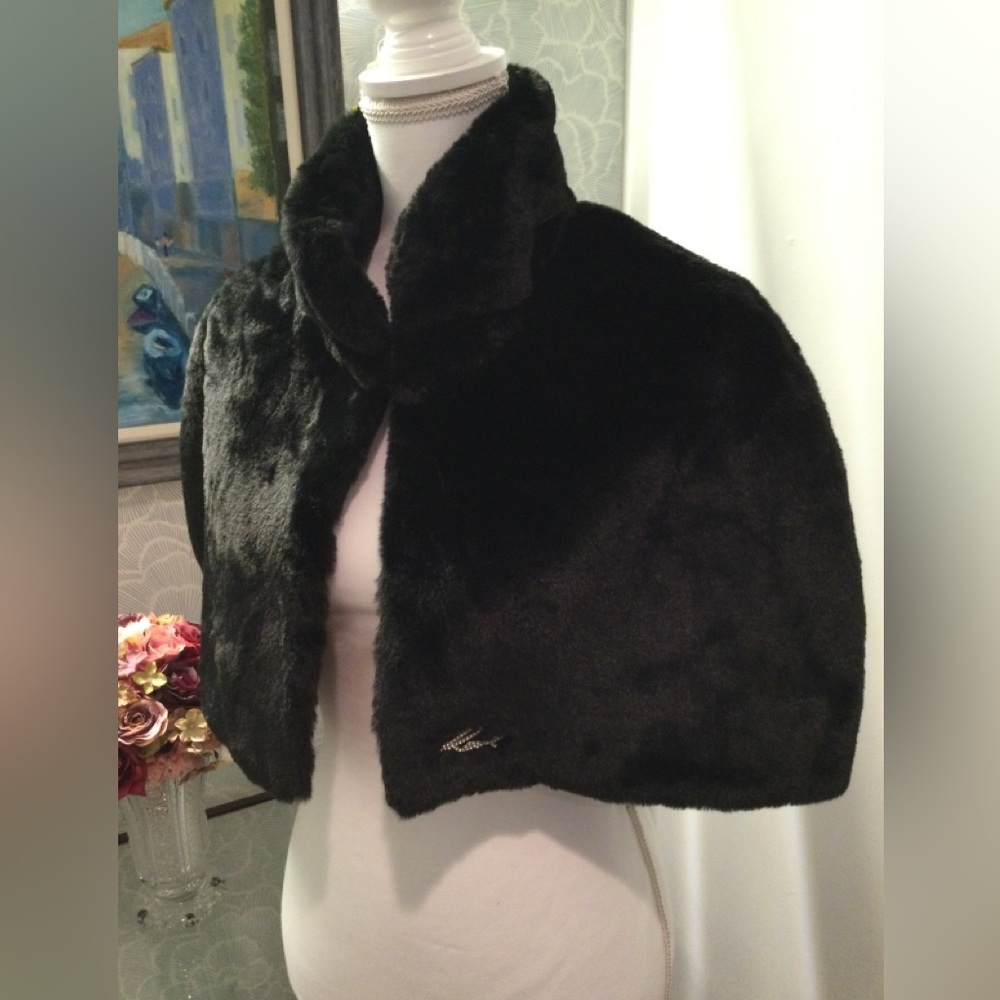 PRICE DROP! NWT Karl Lagerfeld Black Faux Fur cape